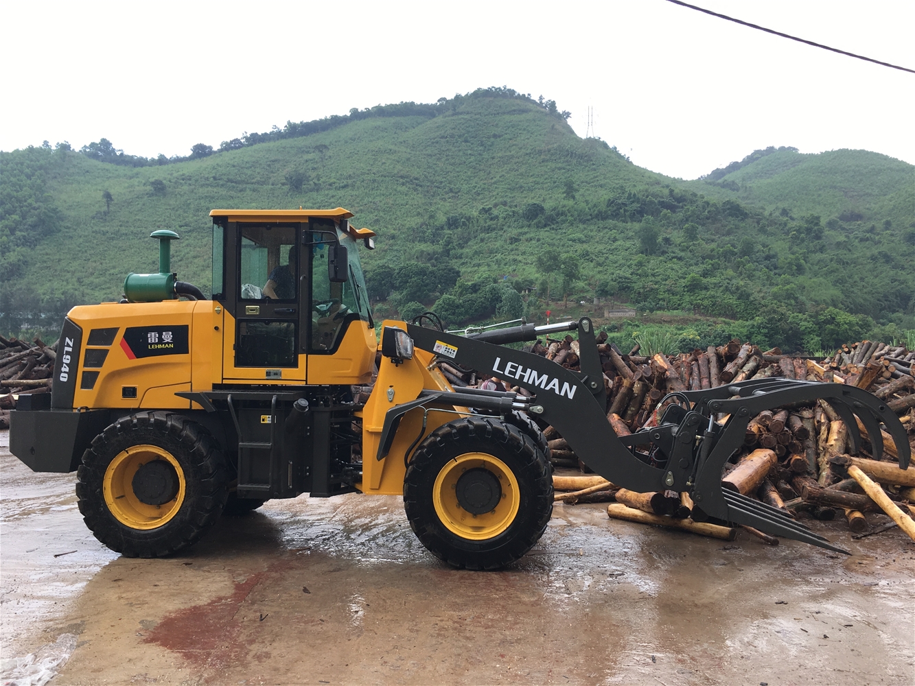 Máy xúc lật kẹp gỗ giá rẻ tại Hà Nội có thật sự hiệu quả?