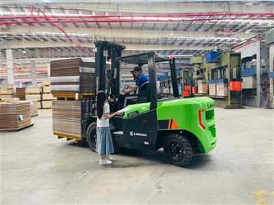 Công ty 595 bàn giao xe nâng điện Liugong 5 tấn | Chất lượng – Hiệu suất – Uy tín