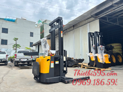 Xe nâng điện đứng lái