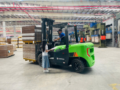 Công ty 595 bàn giao xe nâng điện Liugong 5 tấn | Chất lượng – Hiệu suất – Uy tín