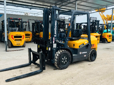 xe nâng dầu LIUGONG E35 gật gù