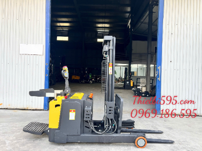 XE NÂNG ĐỨNG LÁI 2 TẤN – THIẾT KẾ CHUYÊN DỤNG CHO KHO HẸP
