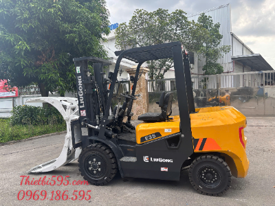 XE NÂNG DẦU LIUGONG E35 GẮN KẸP CUỘN GIẤY – TỐI ƯU HIỆU QUẢ NÂNG HẠ CHO DOANH NGHIỆP SẢN XUẤT GIẤY