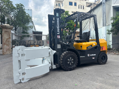 So sánh xe nâng dầu 3,5 tấn Liugong lắp kẹp cuộn giấy và xe nâng thông thường – Doanh nghiệp nên chọn loại nào?