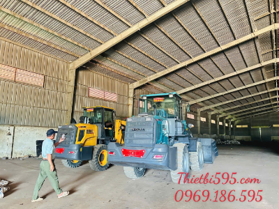 BÀN GIAO 2 CHIẾC MÁY XÚC LẬT LEHMAN CẦN DÀI CHẤT LƯỢNG CAO