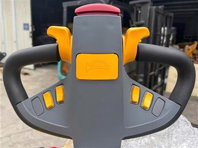 Xe Nâng Đứng lái Sức Nâng 2 Tấn